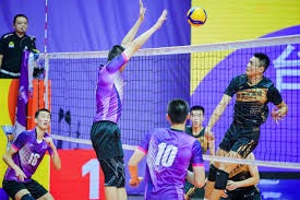 足坛曝出重磅转会，多队加入抢人大战